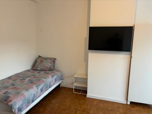 photo_chambre1_lit_tv