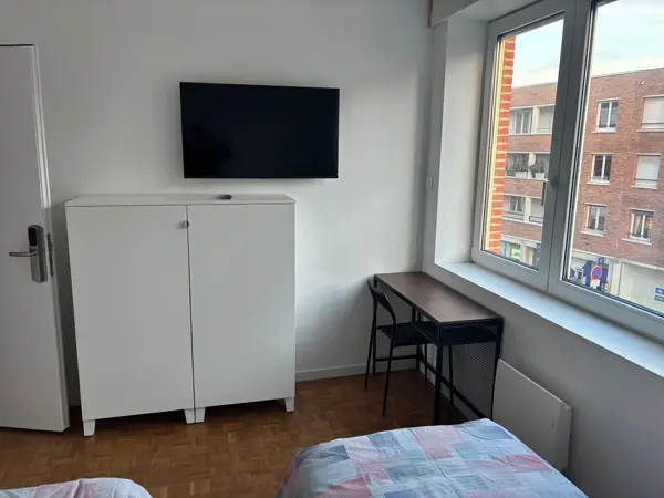 photo_chambre2_lit_tv_armoire