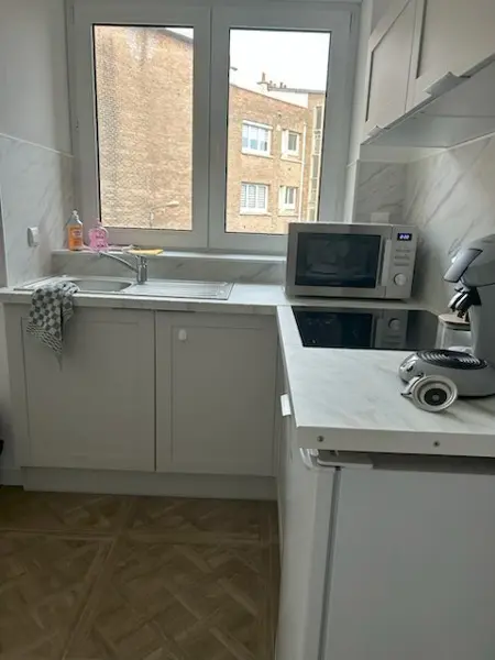 photo_cuisine_commune_evier_devant_fenetre