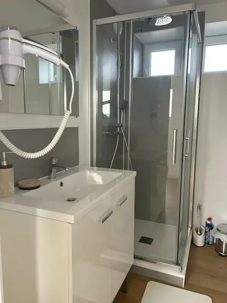 photo_salle_de_bain_espace_douche_lavabo_studio